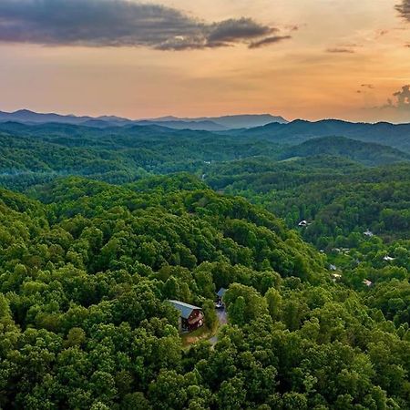 Panorama Mountain View Cabin, Less Than 10 Miles From Gatlinburg And Dollywood, Dog Friendly, 6 Bedrooms Sleeps 17, Fire Pit, Hottub, Washer Dryer, Fully Loaded Kitchen, Gameroom With A Tv, Pool Table, Arcade, Air Hockey, And Foosball Sevierville Bagian luar foto