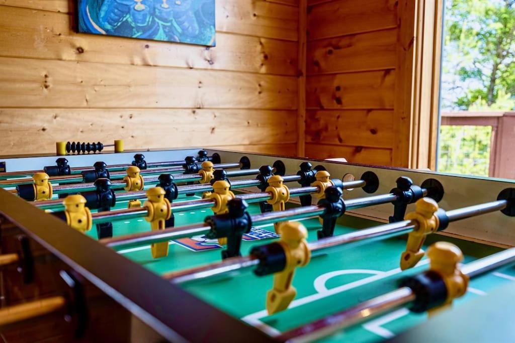 Panorama Mountain View Cabin, Less Than 10 Miles From Gatlinburg And Dollywood, Dog Friendly, 6 Bedrooms Sleeps 17, Fire Pit, Hottub, Washer Dryer, Fully Loaded Kitchen, Gameroom With A Tv, Pool Table, Arcade, Air Hockey, And Foosball Sevierville Bagian luar foto