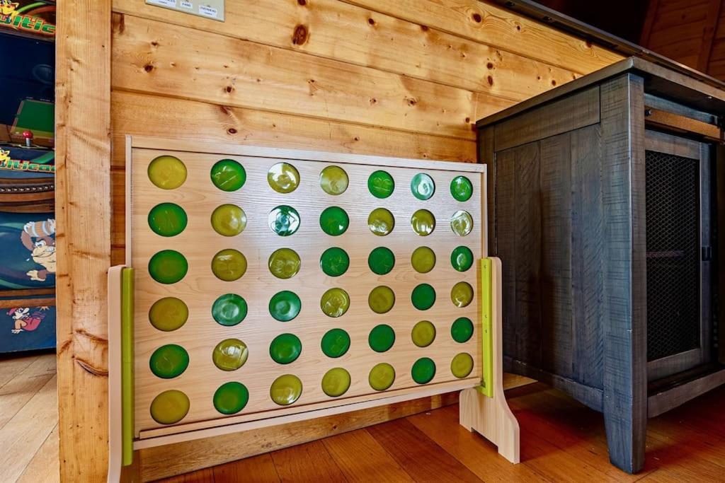 Panorama Mountain View Cabin, Less Than 10 Miles From Gatlinburg And Dollywood, Dog Friendly, 6 Bedrooms Sleeps 17, Fire Pit, Hottub, Washer Dryer, Fully Loaded Kitchen, Gameroom With A Tv, Pool Table, Arcade, Air Hockey, And Foosball Sevierville Bagian luar foto