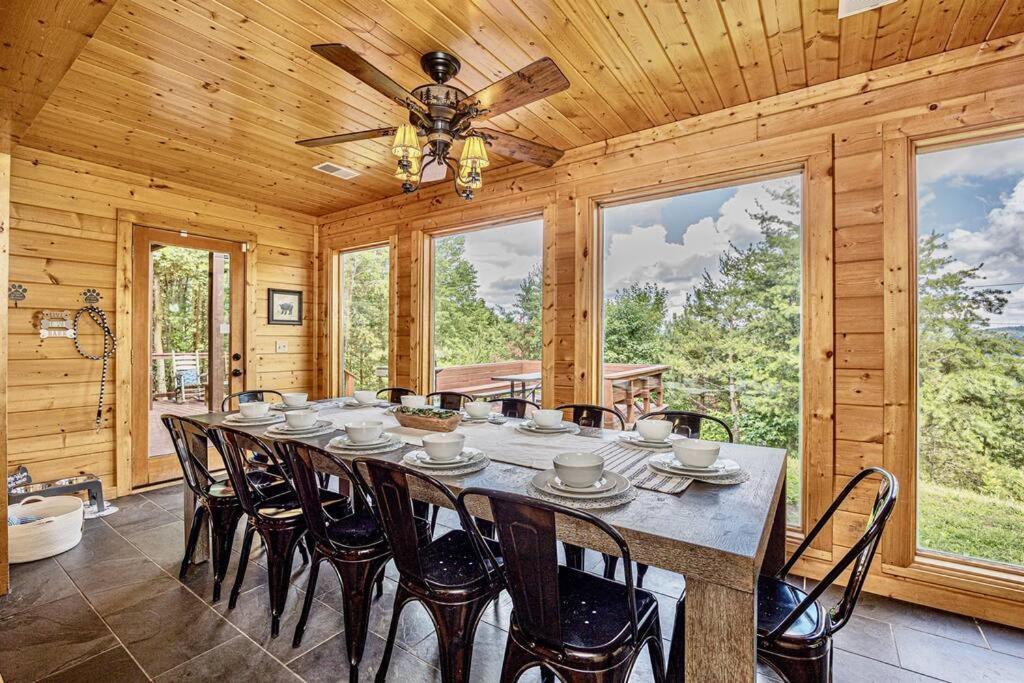 Panorama Mountain View Cabin, Less Than 10 Miles From Gatlinburg And Dollywood, Dog Friendly, 6 Bedrooms Sleeps 17, Fire Pit, Hottub, Washer Dryer, Fully Loaded Kitchen, Gameroom With A Tv, Pool Table, Arcade, Air Hockey, And Foosball Sevierville Bagian luar foto