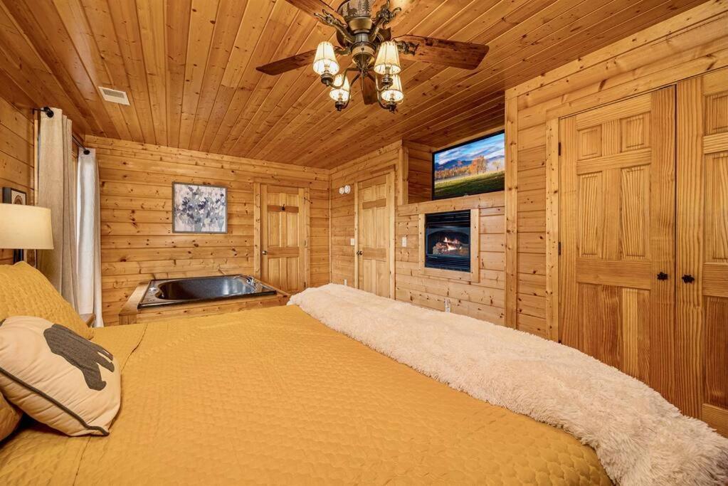 Panorama Mountain View Cabin, Less Than 10 Miles From Gatlinburg And Dollywood, Dog Friendly, 6 Bedrooms Sleeps 17, Fire Pit, Hottub, Washer Dryer, Fully Loaded Kitchen, Gameroom With A Tv, Pool Table, Arcade, Air Hockey, And Foosball Sevierville Bagian luar foto
