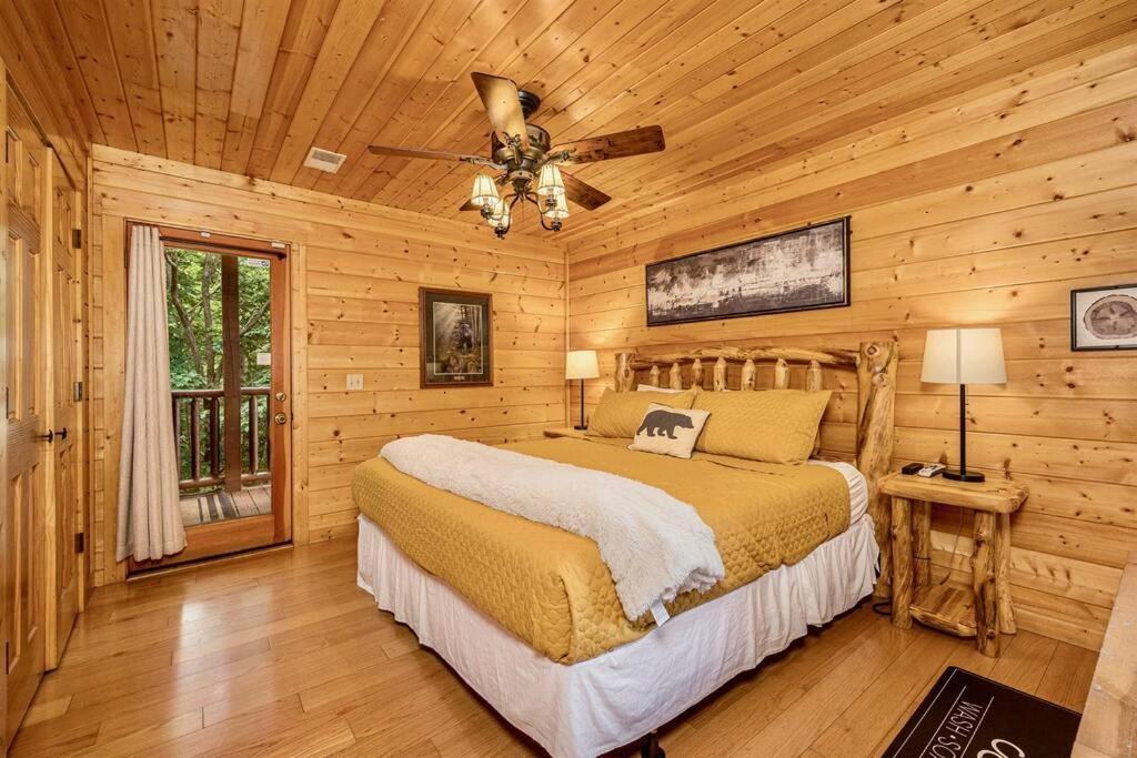 Panorama Mountain View Cabin, Less Than 10 Miles From Gatlinburg And Dollywood, Dog Friendly, 6 Bedrooms Sleeps 17, Fire Pit, Hottub, Washer Dryer, Fully Loaded Kitchen, Gameroom With A Tv, Pool Table, Arcade, Air Hockey, And Foosball Sevierville Bagian luar foto
