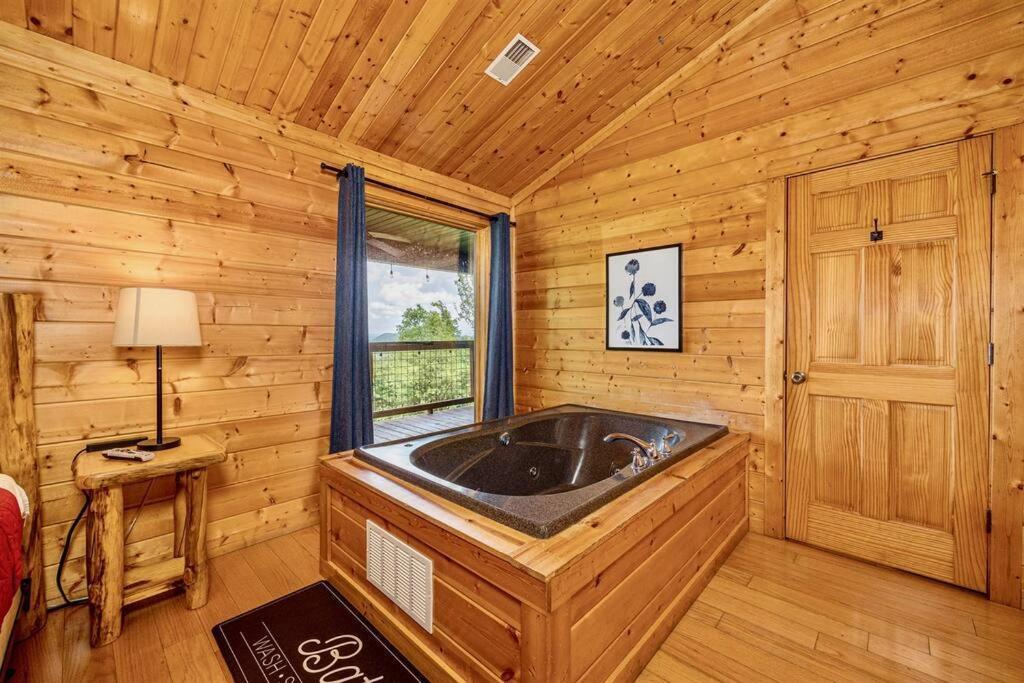 Panorama Mountain View Cabin, Less Than 10 Miles From Gatlinburg And Dollywood, Dog Friendly, 6 Bedrooms Sleeps 17, Fire Pit, Hottub, Washer Dryer, Fully Loaded Kitchen, Gameroom With A Tv, Pool Table, Arcade, Air Hockey, And Foosball Sevierville Bagian luar foto