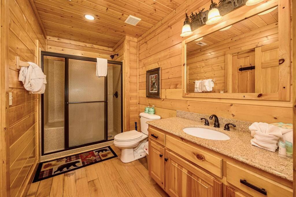 Panorama Mountain View Cabin, Less Than 10 Miles From Gatlinburg And Dollywood, Dog Friendly, 6 Bedrooms Sleeps 17, Fire Pit, Hottub, Washer Dryer, Fully Loaded Kitchen, Gameroom With A Tv, Pool Table, Arcade, Air Hockey, And Foosball Sevierville Bagian luar foto