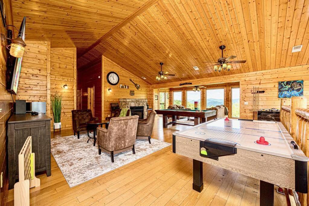 Panorama Mountain View Cabin, Less Than 10 Miles From Gatlinburg And Dollywood, Dog Friendly, 6 Bedrooms Sleeps 17, Fire Pit, Hottub, Washer Dryer, Fully Loaded Kitchen, Gameroom With A Tv, Pool Table, Arcade, Air Hockey, And Foosball Sevierville Bagian luar foto