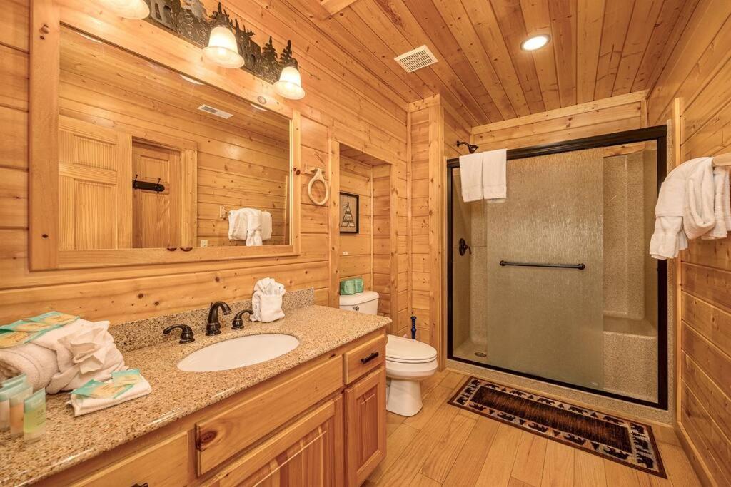 Panorama Mountain View Cabin, Less Than 10 Miles From Gatlinburg And Dollywood, Dog Friendly, 6 Bedrooms Sleeps 17, Fire Pit, Hottub, Washer Dryer, Fully Loaded Kitchen, Gameroom With A Tv, Pool Table, Arcade, Air Hockey, And Foosball Sevierville Bagian luar foto