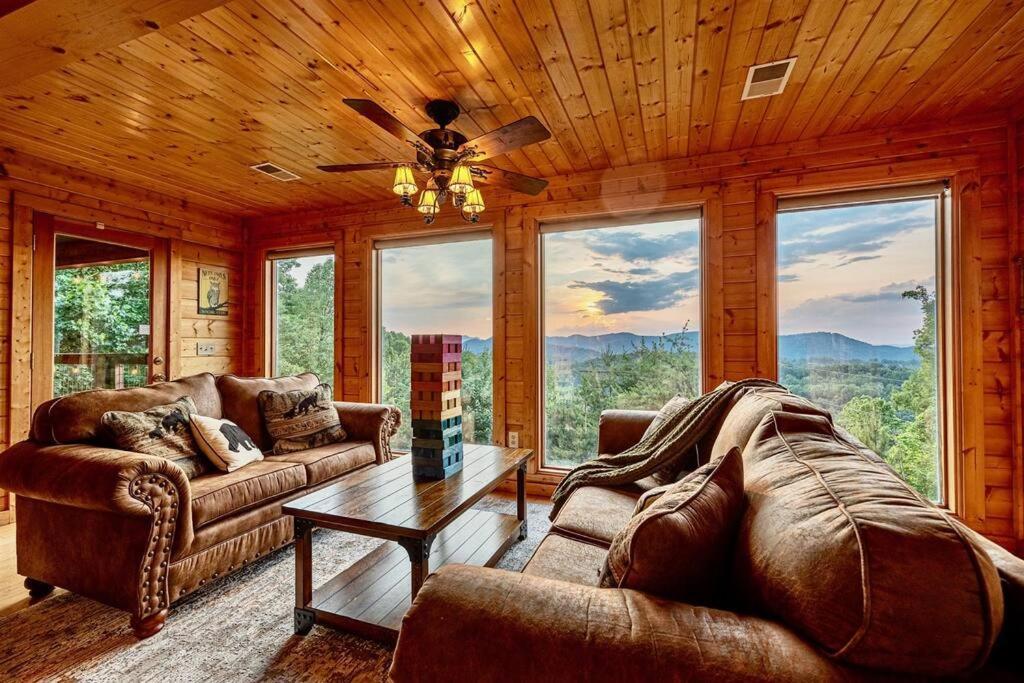 Panorama Mountain View Cabin, Less Than 10 Miles From Gatlinburg And Dollywood, Dog Friendly, 6 Bedrooms Sleeps 17, Fire Pit, Hottub, Washer Dryer, Fully Loaded Kitchen, Gameroom With A Tv, Pool Table, Arcade, Air Hockey, And Foosball Sevierville Bagian luar foto