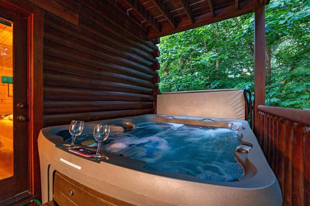 Panorama Mountain View Cabin, Less Than 10 Miles From Gatlinburg And Dollywood, Dog Friendly, 6 Bedrooms Sleeps 17, Fire Pit, Hottub, Washer Dryer, Fully Loaded Kitchen, Gameroom With A Tv, Pool Table, Arcade, Air Hockey, And Foosball Sevierville Bagian luar foto