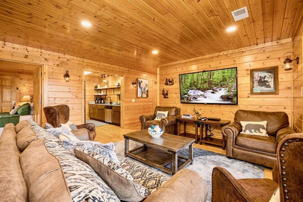 Panorama Mountain View Cabin, Less Than 10 Miles From Gatlinburg And Dollywood, Dog Friendly, 6 Bedrooms Sleeps 17, Fire Pit, Hottub, Washer Dryer, Fully Loaded Kitchen, Gameroom With A Tv, Pool Table, Arcade, Air Hockey, And Foosball Sevierville Bagian luar foto