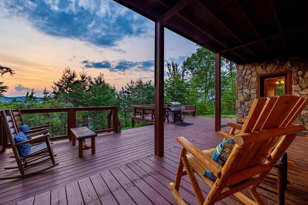 Panorama Mountain View Cabin, Less Than 10 Miles From Gatlinburg And Dollywood, Dog Friendly, 6 Bedrooms Sleeps 17, Fire Pit, Hottub, Washer Dryer, Fully Loaded Kitchen, Gameroom With A Tv, Pool Table, Arcade, Air Hockey, And Foosball Sevierville Bagian luar foto