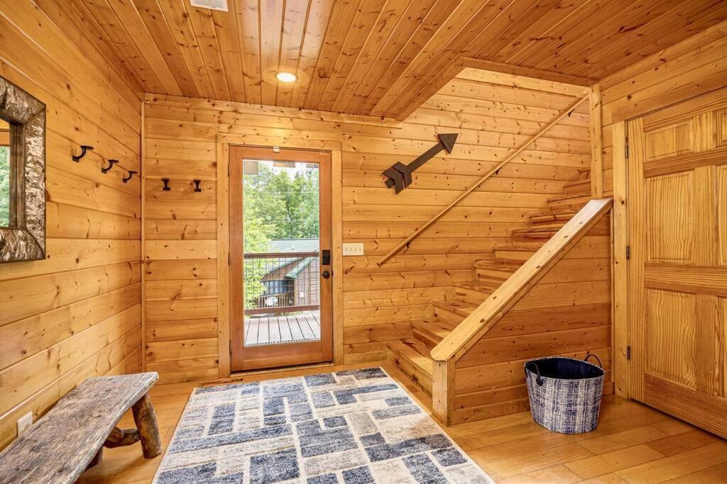 Panorama Mountain View Cabin, Less Than 10 Miles From Gatlinburg And Dollywood, Dog Friendly, 6 Bedrooms Sleeps 17, Fire Pit, Hottub, Washer Dryer, Fully Loaded Kitchen, Gameroom With A Tv, Pool Table, Arcade, Air Hockey, And Foosball Sevierville Bagian luar foto