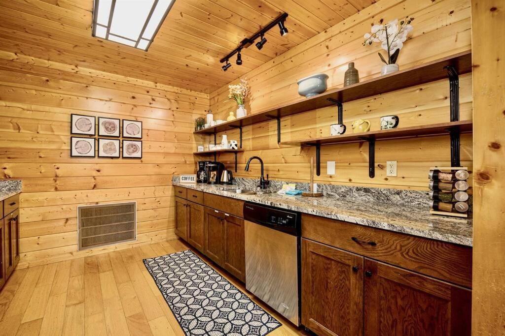 Panorama Mountain View Cabin, Less Than 10 Miles From Gatlinburg And Dollywood, Dog Friendly, 6 Bedrooms Sleeps 17, Fire Pit, Hottub, Washer Dryer, Fully Loaded Kitchen, Gameroom With A Tv, Pool Table, Arcade, Air Hockey, And Foosball Sevierville Bagian luar foto