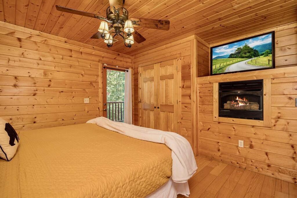 Panorama Mountain View Cabin, Less Than 10 Miles From Gatlinburg And Dollywood, Dog Friendly, 6 Bedrooms Sleeps 17, Fire Pit, Hottub, Washer Dryer, Fully Loaded Kitchen, Gameroom With A Tv, Pool Table, Arcade, Air Hockey, And Foosball Sevierville Bagian luar foto