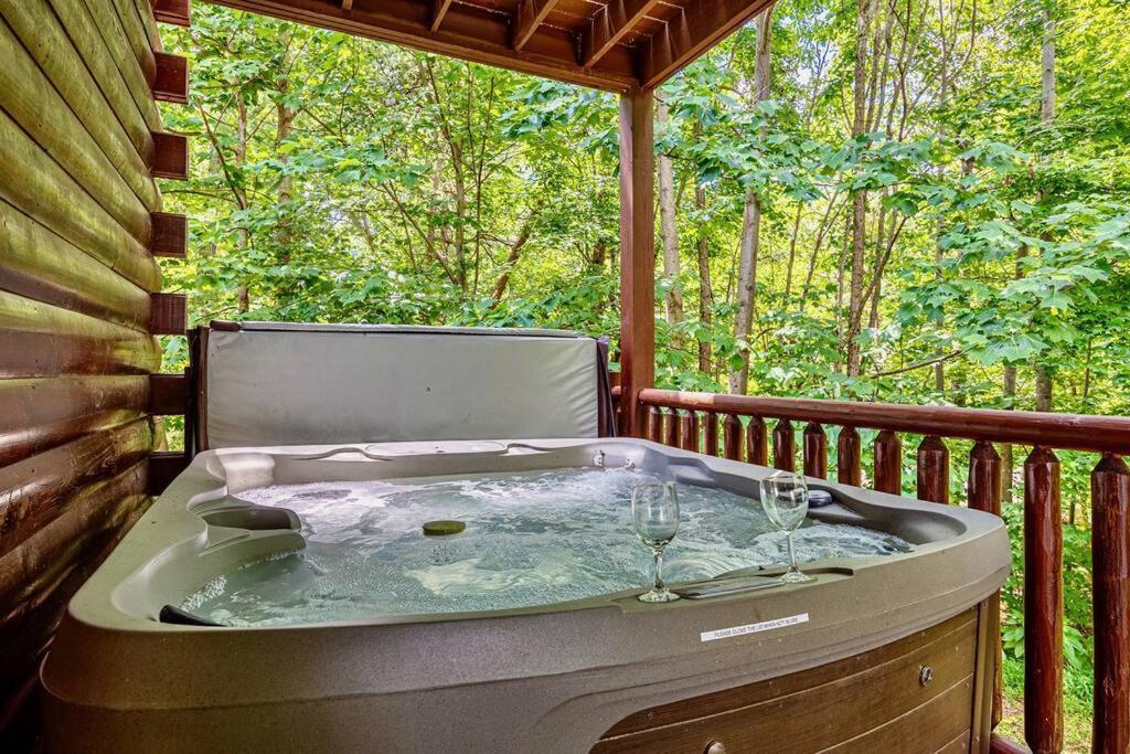 Panorama Mountain View Cabin, Less Than 10 Miles From Gatlinburg And Dollywood, Dog Friendly, 6 Bedrooms Sleeps 17, Fire Pit, Hottub, Washer Dryer, Fully Loaded Kitchen, Gameroom With A Tv, Pool Table, Arcade, Air Hockey, And Foosball Sevierville Bagian luar foto