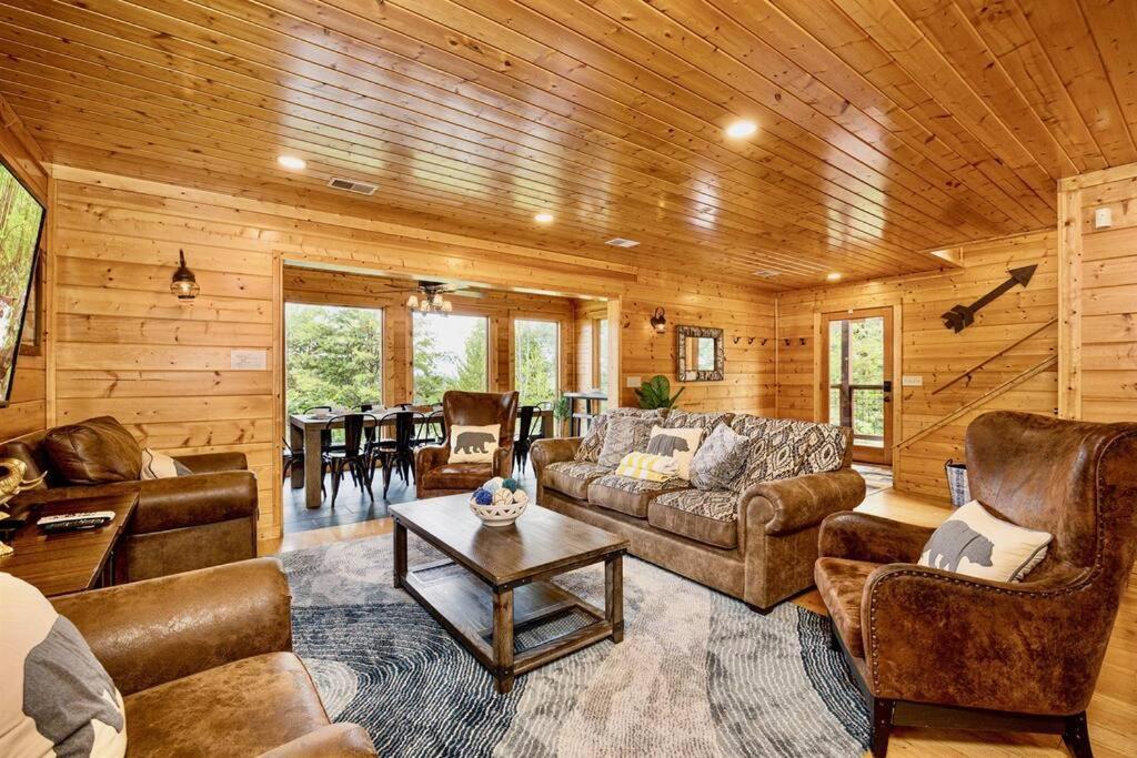 Panorama Mountain View Cabin, Less Than 10 Miles From Gatlinburg And Dollywood, Dog Friendly, 6 Bedrooms Sleeps 17, Fire Pit, Hottub, Washer Dryer, Fully Loaded Kitchen, Gameroom With A Tv, Pool Table, Arcade, Air Hockey, And Foosball Sevierville Bagian luar foto